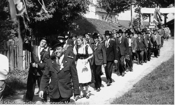 Die Mauggner Jennewein-Schützen beim Festzug 1954 in Kirchasch 