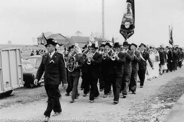 Festzug 1955, angeführt von Schützenmeister Lorenz Kübelsbeck 