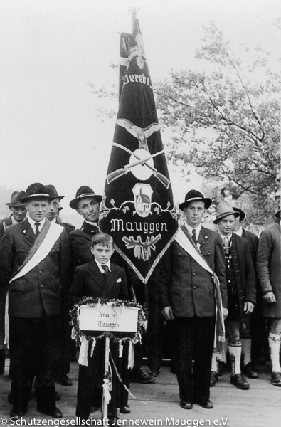 Fahnenabordnung bei der Fahnenweihe 1955, von links: Anton Altmann, Georg Altmann, Georg Viechter, Taferlbua: Gerhard Eder 