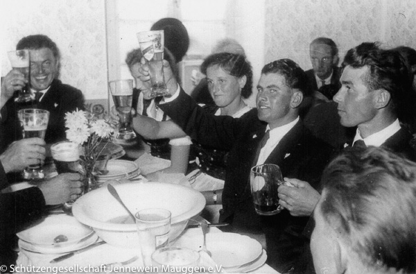 Patendanken als Patenverein bei der Fahnenweihe von Almenrausch Riedersheim 1956 