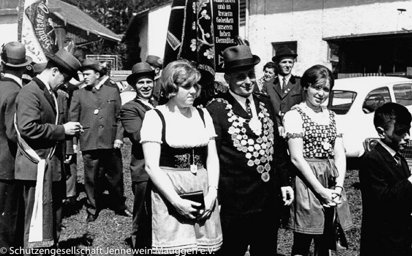 Die Jenneweinschützen mit König Hans Hintermaier bei der Teilnahme an einer Fahnenweihe 