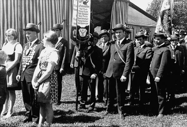 Die Jenneweinschützen nehmen Aufstellung zum Festumzug 