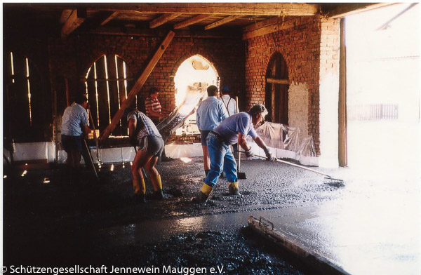 Betonieren der Bodenplatte für das Schützenheim