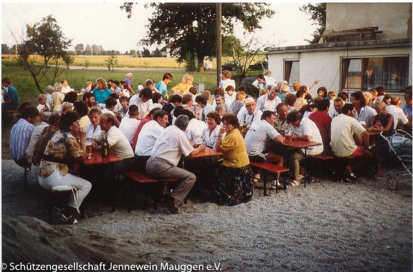 Dorffest im Hof des Wirtshauses