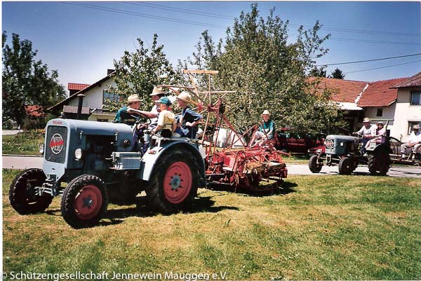 Oldtimer Bulldog mit Bindemäher