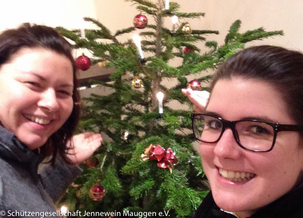 Zwei Engel haben den Christbaum geschmückt